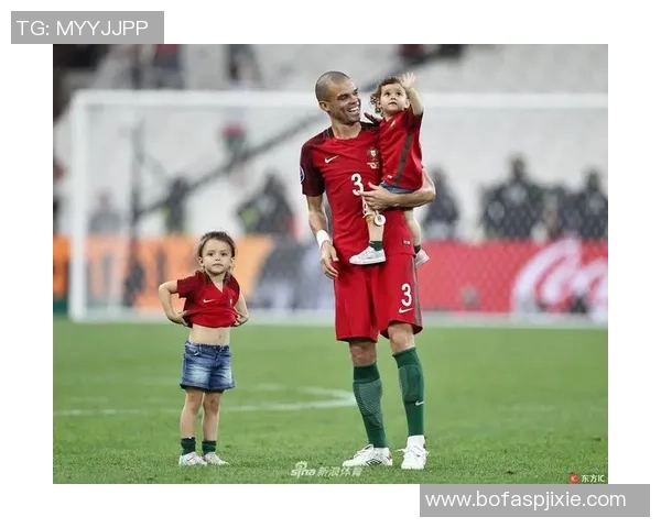 足球明星与萌娃互动亲密无间的温馨瞬间揭秘家庭与职业生活的美好融合