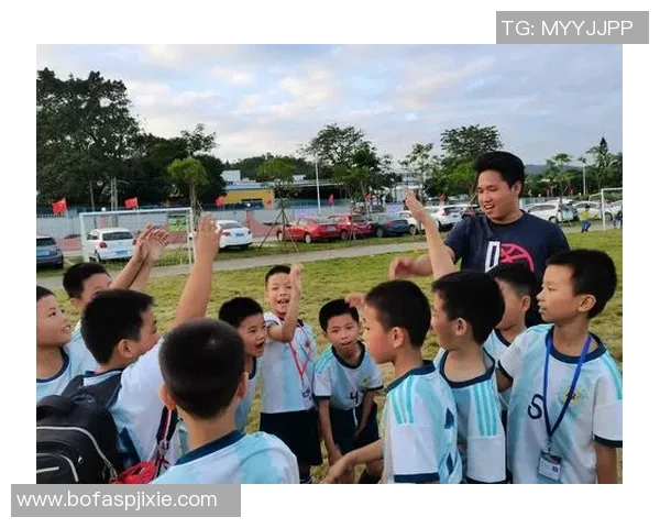 足球星萌娃鼓掌聚焦：点亮青春梦想舞台