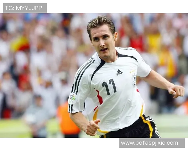 克洛泽球星壁纸高清呈现足球之王传奇瞬间与激情四射的绿茵场景