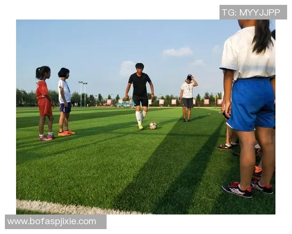 足球小子亲眼见证父亲赛场英姿父爱如山与球场荣耀同行 足球小子亲眼见证父亲赛场英姿父爱如山与球场荣耀同行